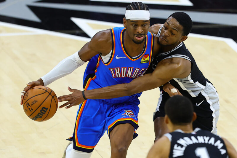 De'Aaron Fox (d), de Spurs, disputa un balón con Shai Gilgeous-Alexander, de Thunder, este viernes en un partido de la NBA en el AT&T Center en San Antonio (EE.UU.). EFE/ Carlos Ramírez