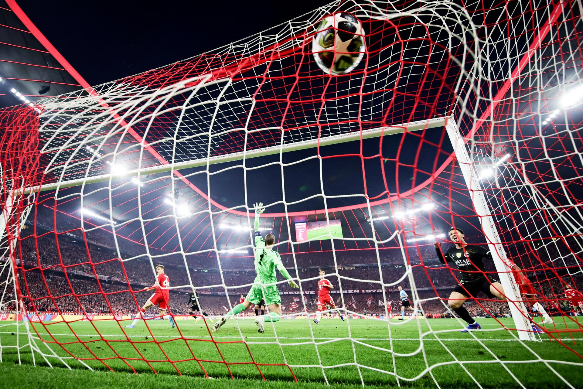 El portero alemán Manuel Neuer no puede evitar el 0-1 durante el partido de vuelta de semfinales de la UEFA Champions League entre Bayern Munich y Paris Saint-German, eni Múnich, Alemania. EFE/EPA/RONALD WITTEK
