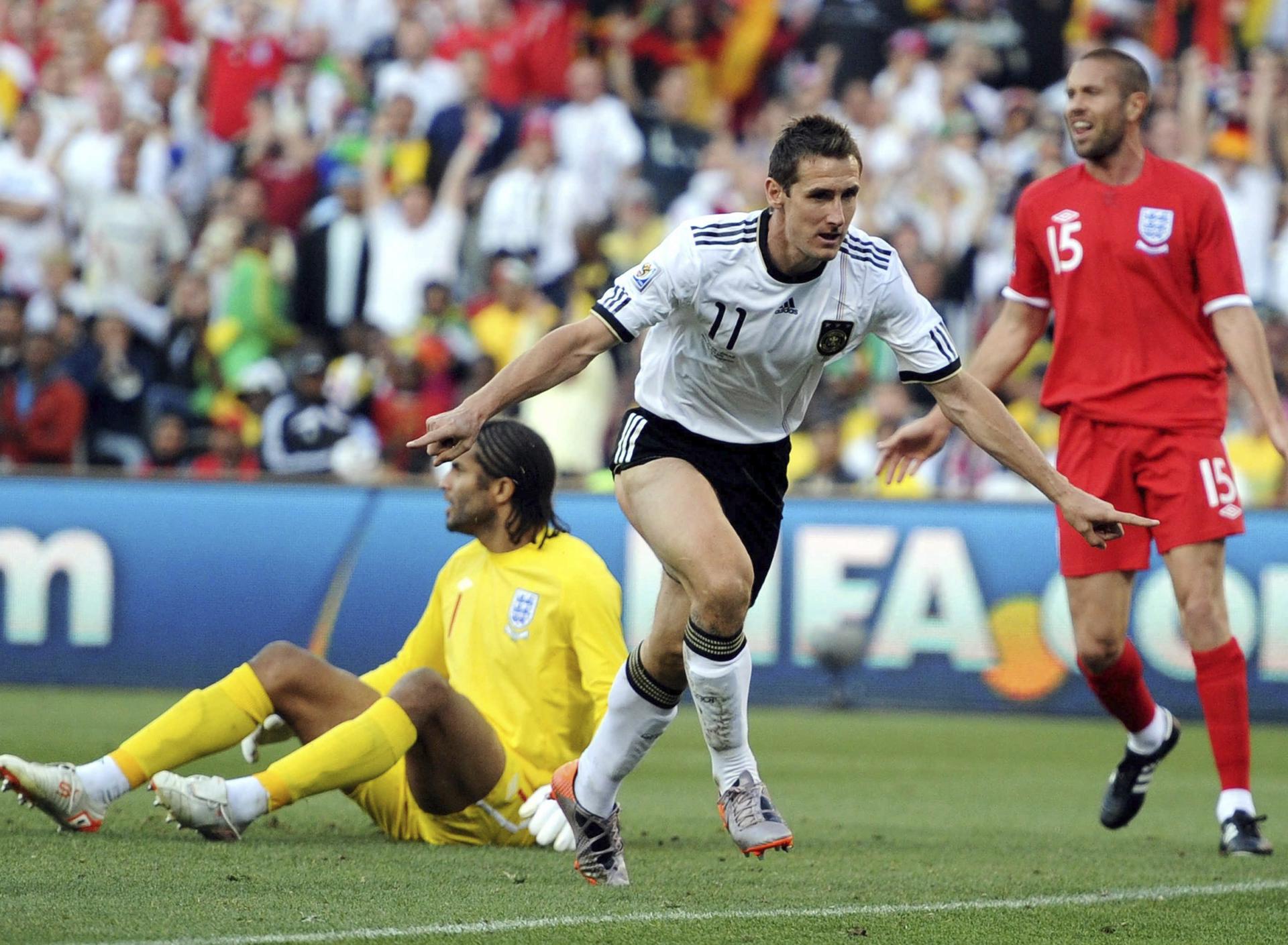 Foto de archivo del Mundial 2010 del alemán Miroslav Klose (c). EPA/Bernd Weissbrod
