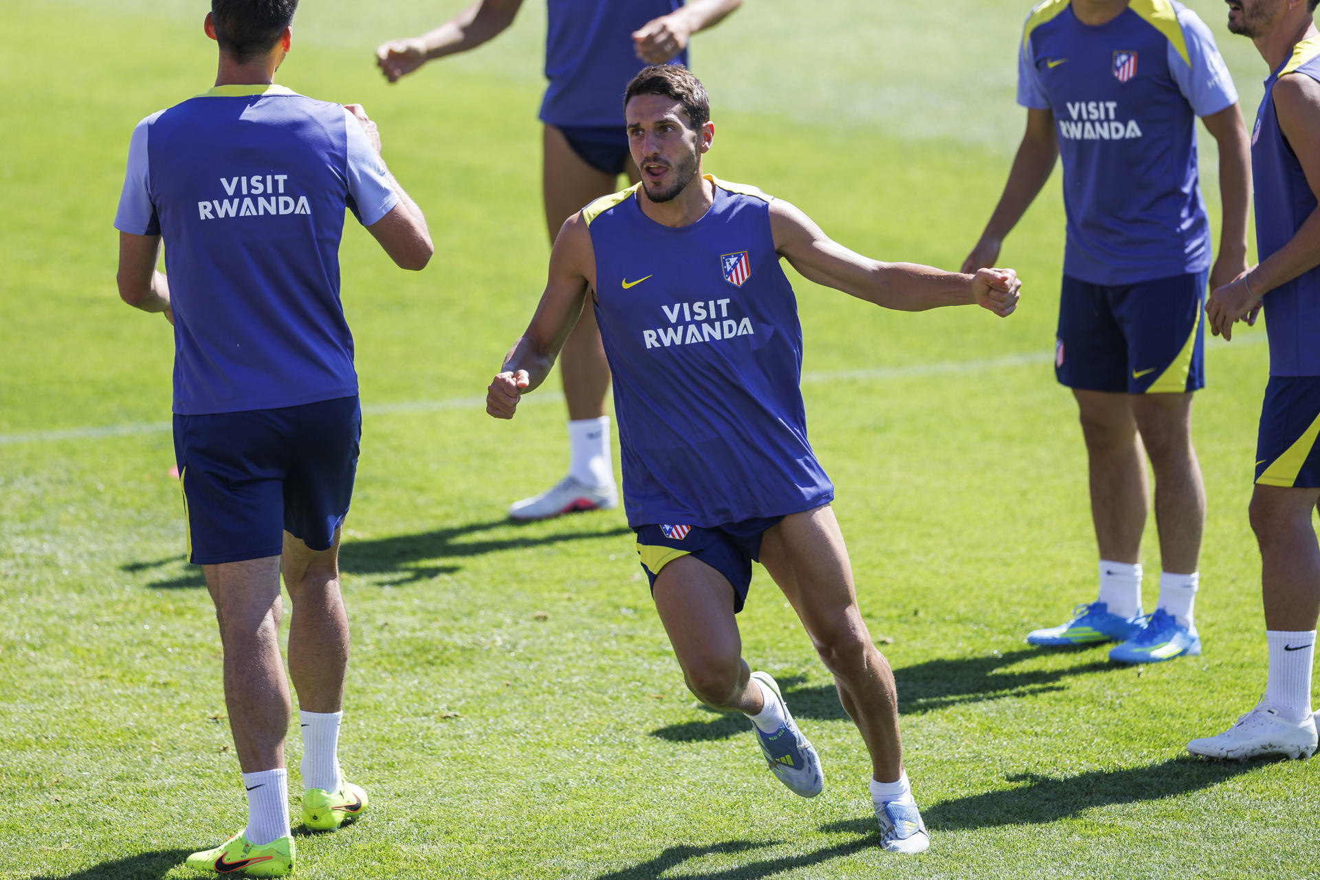 El centrocampista del Atlético de Madrid, Jorge 'Koke' Resurección (c) durante un entrenamiento del Atletico de Madrid. EFE / Rodrigo Jiménez