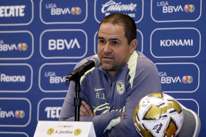 El entrenador de América, Andre Jardine, habla durante una rueda de prensa. Imagen de archivo. EFE/ Hilda Ríos