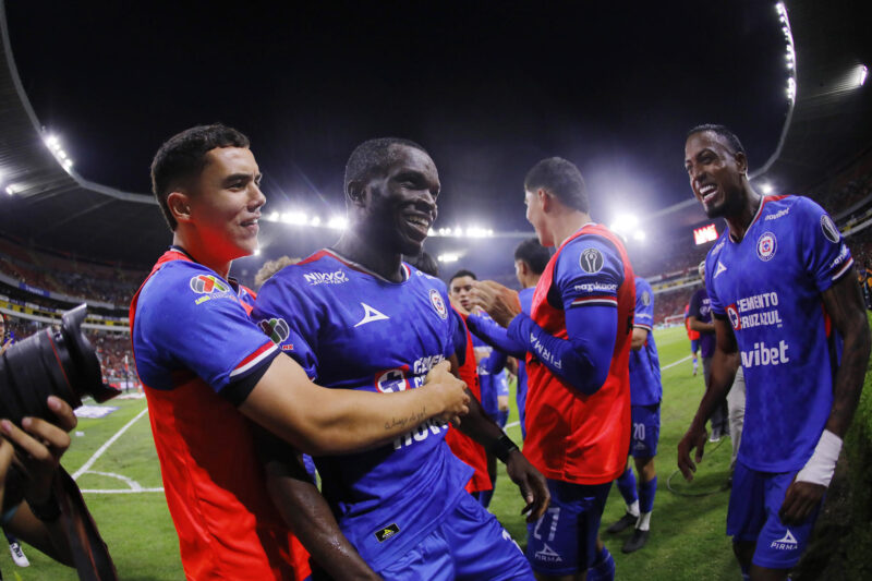 Chivas vs Cruz Azul EN VIVO: Dónde ver, horarios y alineaciones Osinachi Ebere (2-i) de Cruz Azul celebra un gol con sus compañeros en un partido de la Liga MX entre Atlas y Cruz Azul en el estadio Jalisco, en Guadalajara (México). EFE/ Francisco Guasco