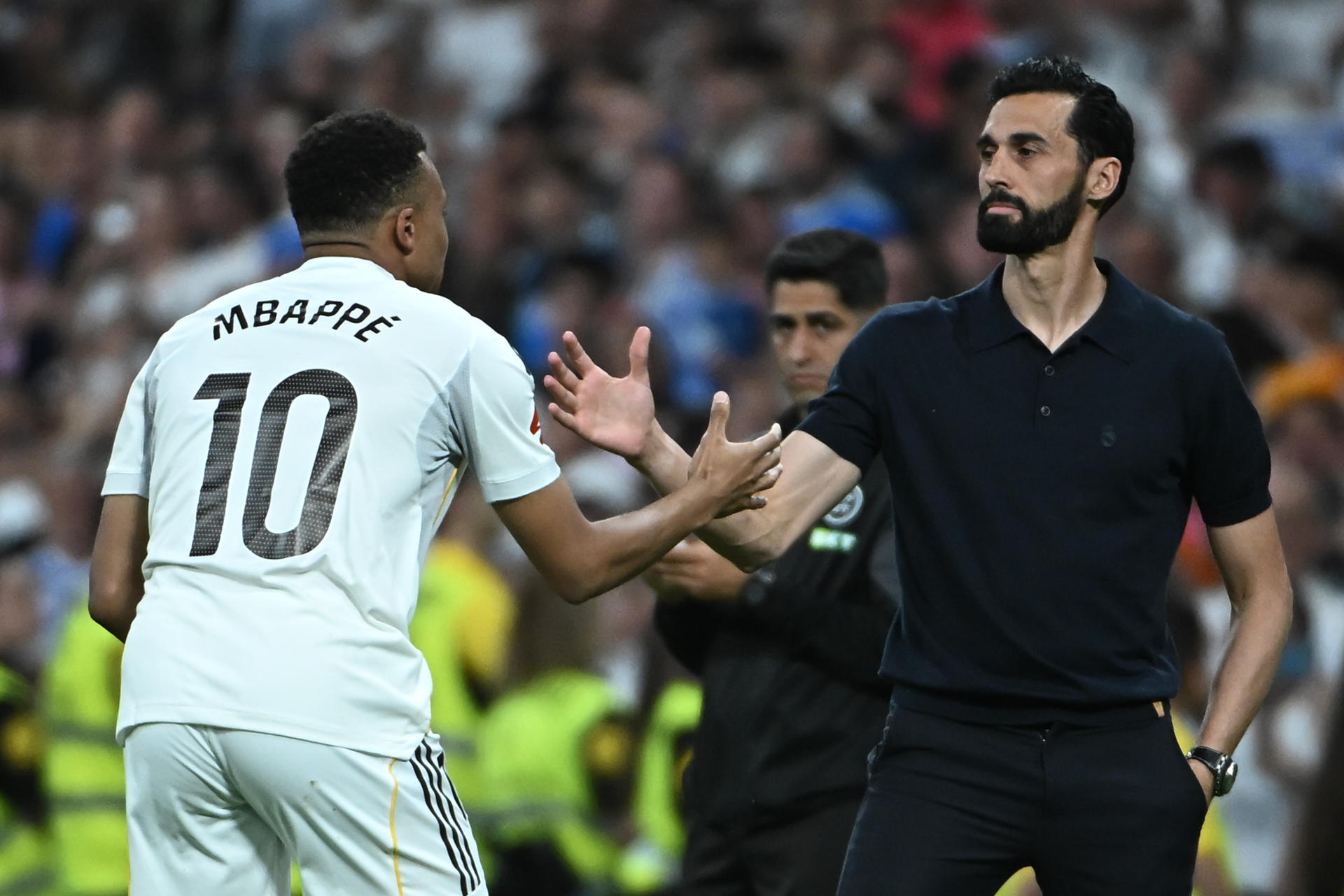 Cesc Fàbregas confirma pláticas con el Real Madrid por Nico Paz El delantero del Real Madrid Kylian Mbappé celebra con su entrenador Álvaro Arbeloa tras marcar el tercer gol del equipo durante el partido de la última jornada de LaLiga que Real Madrid y Athletic Club disputaron este sábado en el estadio Santiago Bernabéu. EFE/Fernando Villar