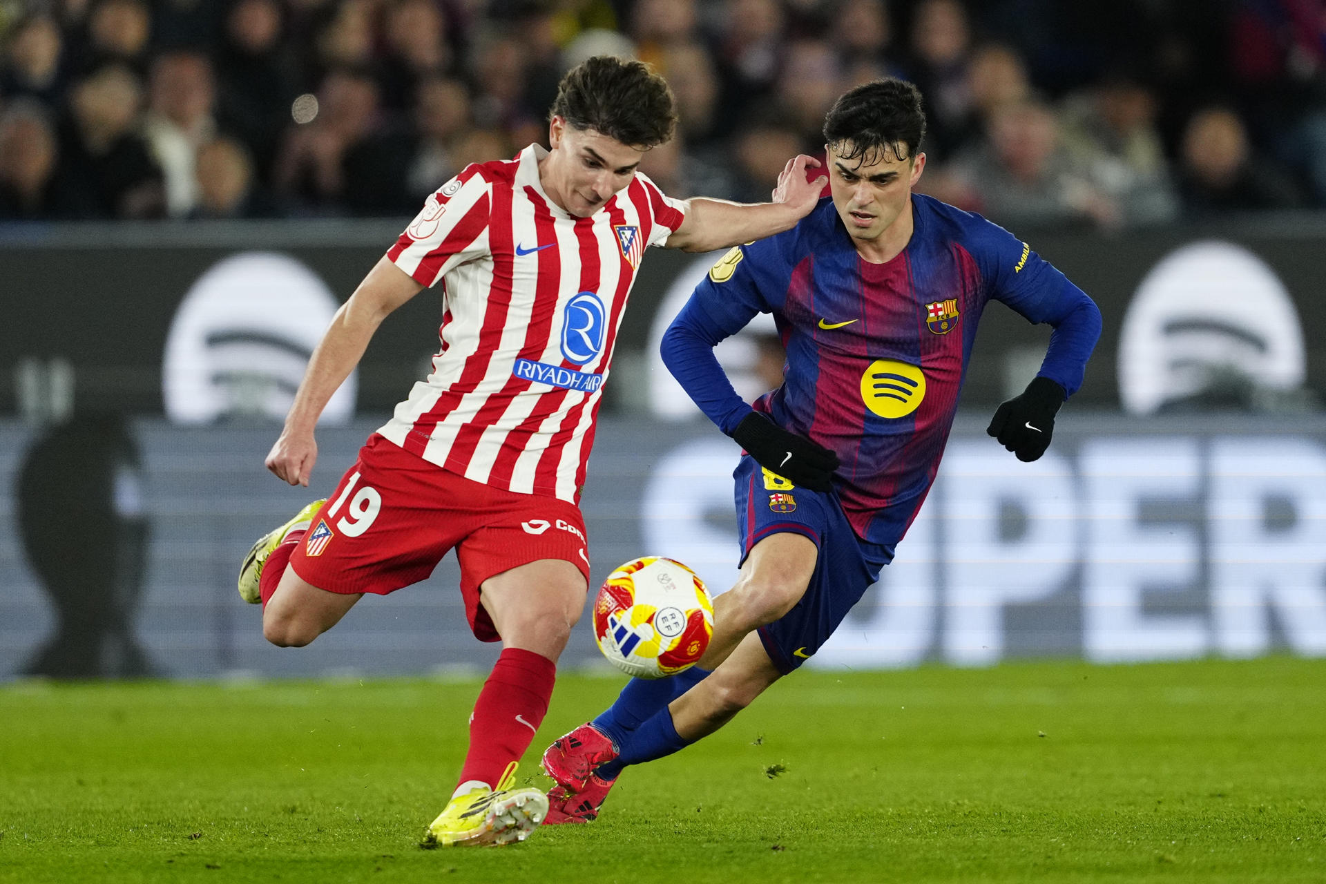 Julián Alvarez, del Atlético de Madrid, en un partido contra el Barcelona. EFE/Alejandro García