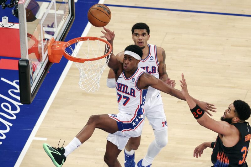 El escolta de los Philadelphia 76ers VJ Edgecombe (I), en acción durante el segundo partido de las semifinales de la Conferencia Este de la NBA ante los New York Knicks en el Madison Square Garden. EFE/EPA/SARAH YENESEL