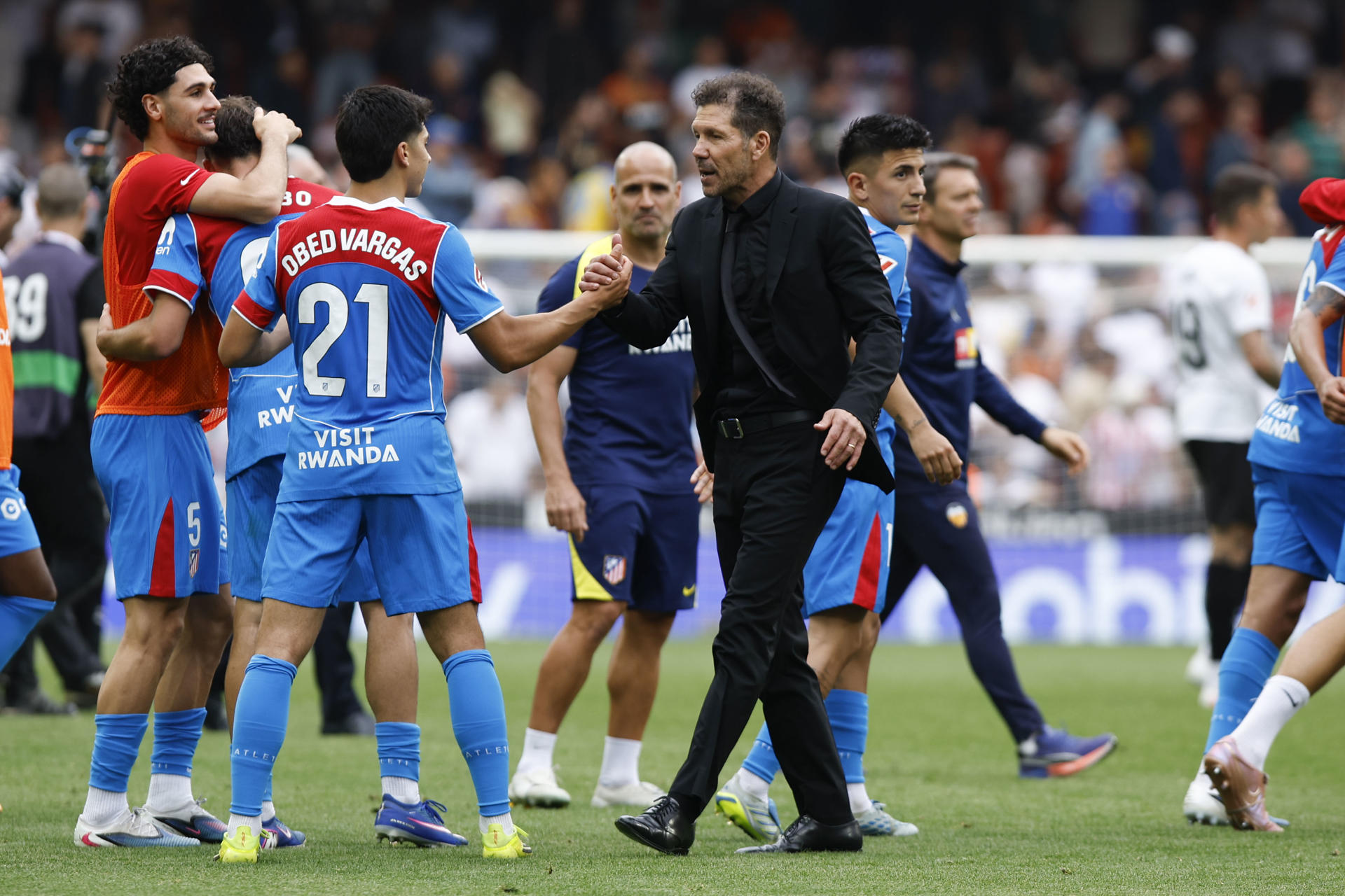 El entrenador del Atlético de Madrid Diego Simeone, felicita a sus jugadores tras la victoria frente al Valencia,en el partido de la jornada 34 de LaLiga EA Sports entre el Valencia y el Atlético de Madrid, este sábado en el estadio de Mestalla.-EFE/ Biel Aliño