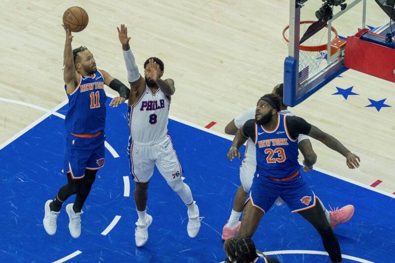 Jalen Brunson (i), de los Knicks, lanza el balón en un partido de la fase de eliminatoria de la NBA ante los 76ers en Filadelfia. EFE/Ángel Colmenares