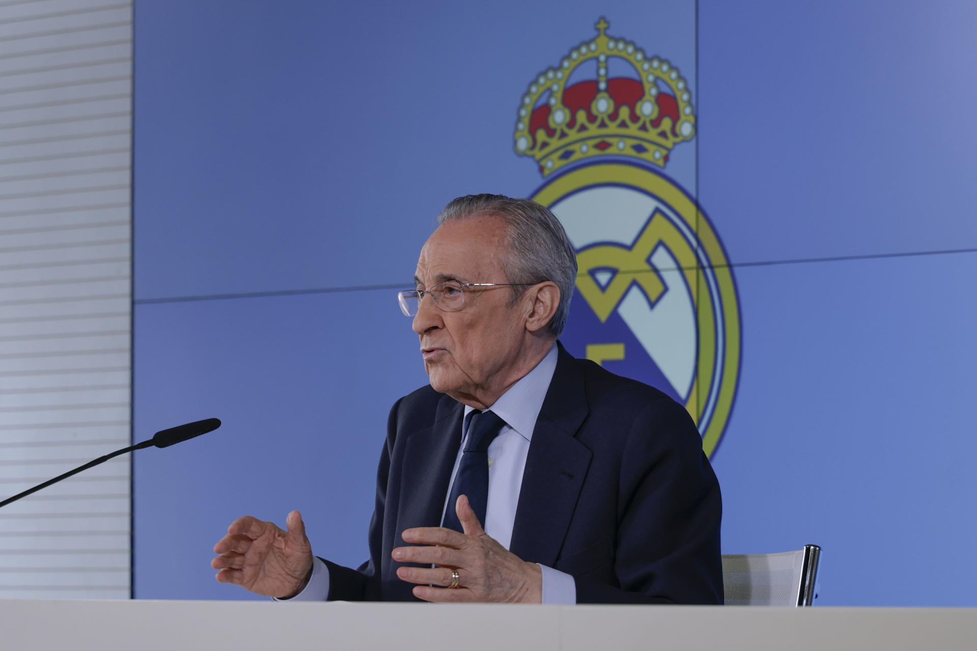 El presidente del Real Madrid, Florentino Pérez, ofrece una rueda de prensa este martes, en Madrid. Florentino Pérez afirmó este martes que no va a dimitir e informó de que ha pedido a la junta electoral que inicie el proceso electoral a las elecciones a la junta directiva a la que se va a presentar. EFE/ Juanjo Martín