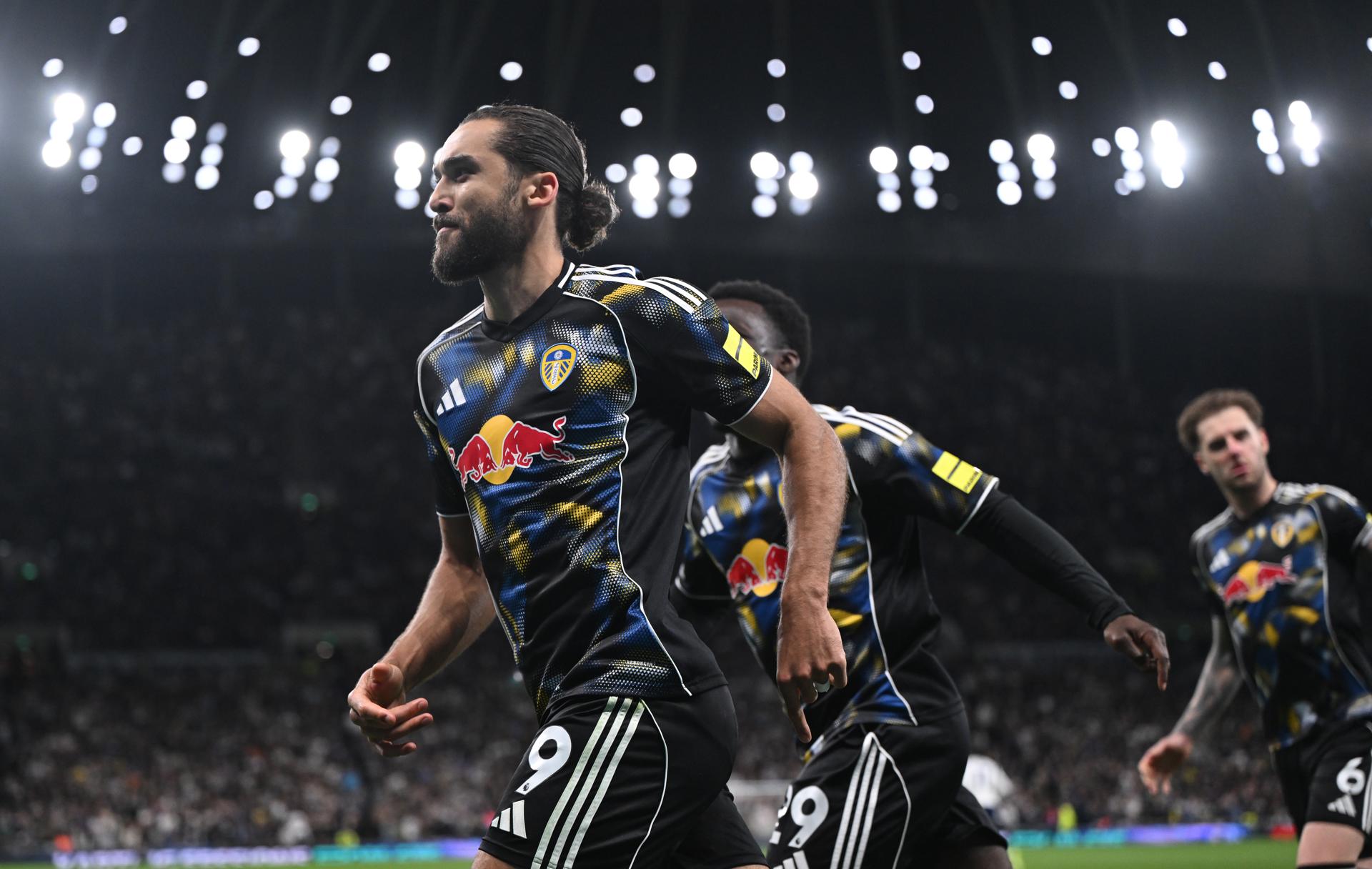 El jugador del Leeds United Dominic Calvert-Lewin (d) celebra el gol con sus compañeros durante el partido de la Premier League que han jugado Tottenham Hotspur y Leeds United, en Londres. EFE/EPA/DANIEL HAMBURY