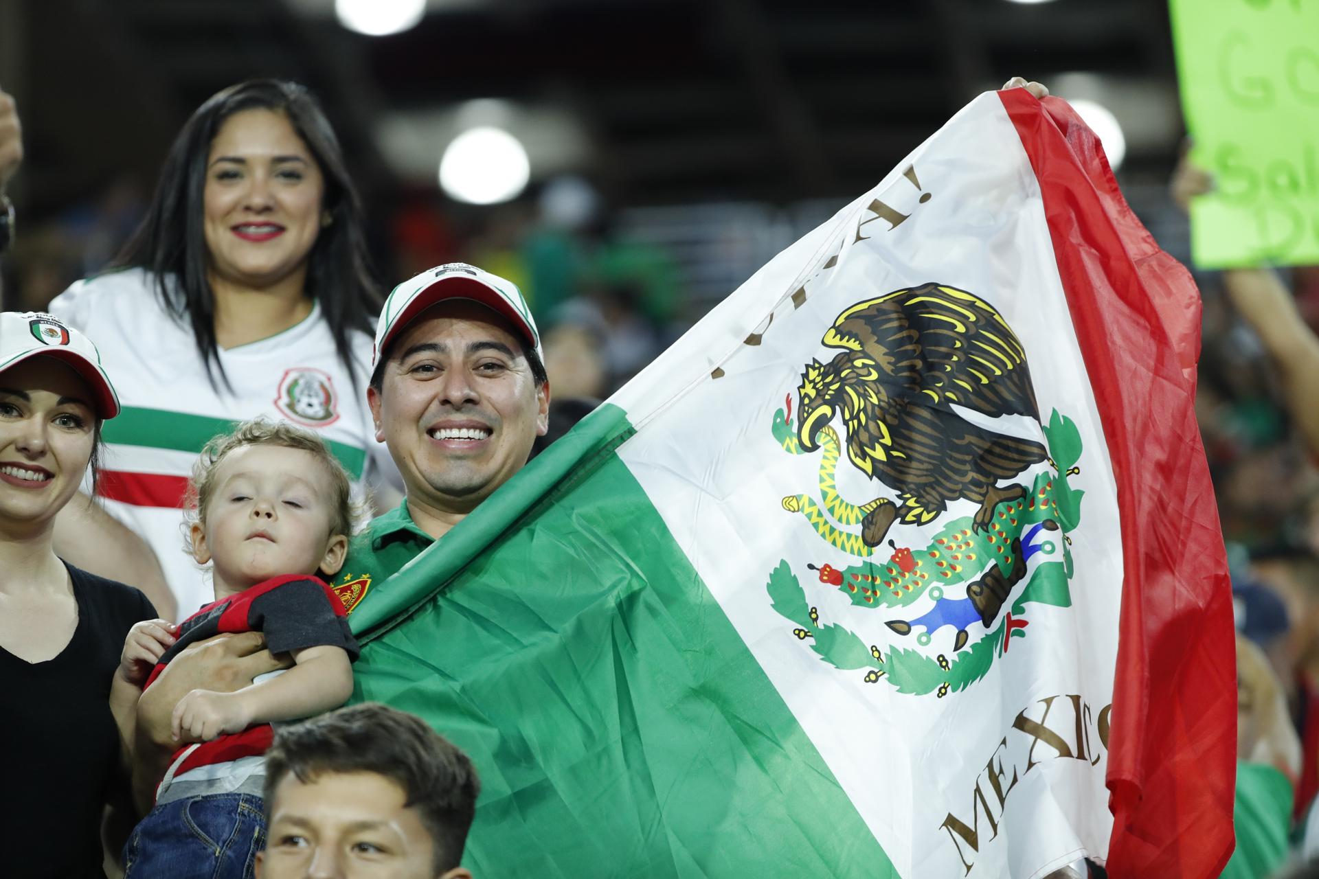 Fotografía de archivo de fanáticos que apoyan a México previo al partido de la selección mexicana. EFE/José Méndez