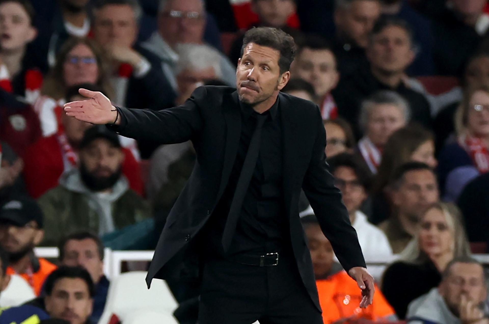 El entrenador del Atlético, Diego Simeone, gesticula desde la banda durante el partido de vuelta de las semifinales de la Liga de Campeones entre el Arsenal y el Atlético de Madrid, en Londres. EFE/EPA/NEIL HALL