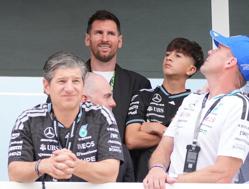 El jugador argentino Lionel Messi y su hijo Thiago en el Gran Premio de Miami de Fórmula EFE/EPA/Rebecca Blackwell
