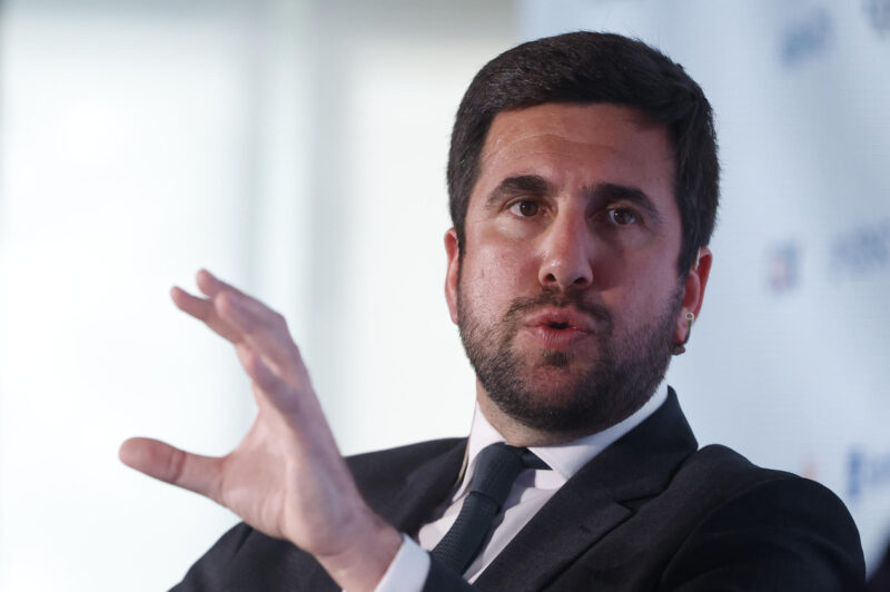 Riquelme lanza peligrosa advertencia: "El Real Madrid está en venta" Enrique Riquelme, en una foto de archivo. EFE/ Javier Lizon