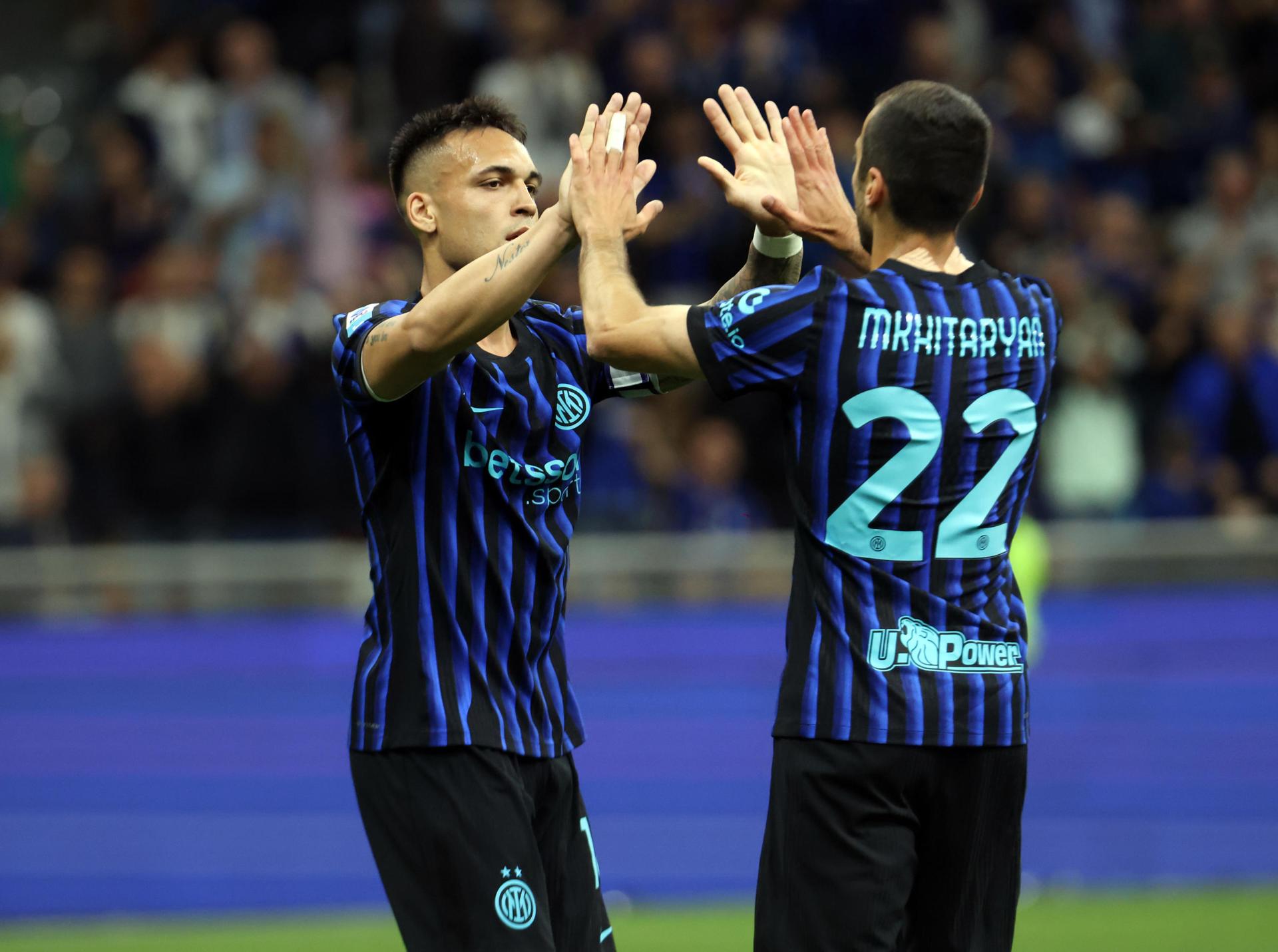 El jugador del Inter Henrikh Mkhitaryan (d) celebra con su compañero Lautaro Martinez el 2-0 durante el partido de la Serie A que han jugado Inter Milan y Parma Calcio en Milan, Italia) EFE/EPA/MATTEO BAZZI