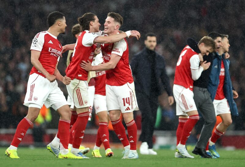 ¿Vale la pena apostar por PSG o Arsenal tiene valor oculto en final? Los jugadores del Arsenal, en una foto de archivo, celebran su clasificación para la final de la Liga de Campeones. EFE/EPA/NEIL HALL