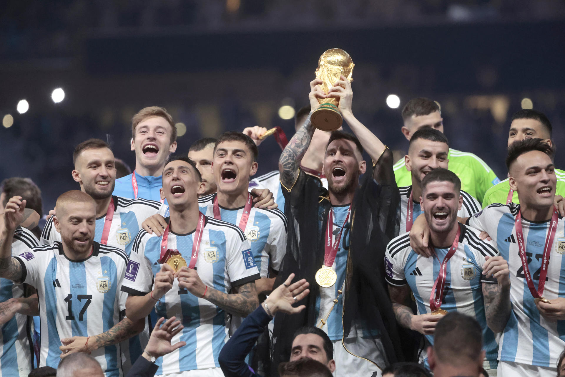 El 18 de diciembre de 2022, la selección argentina conquistó en el estadio Lusail de Catar el tercer título Mundial de su historia y el capitán Lionel Messi (c) enarboló su primera copa, al tiempo que alargó su historia de récords, que espera incrementar en 20226. EFE/ Juan Ignacio Roncoroni