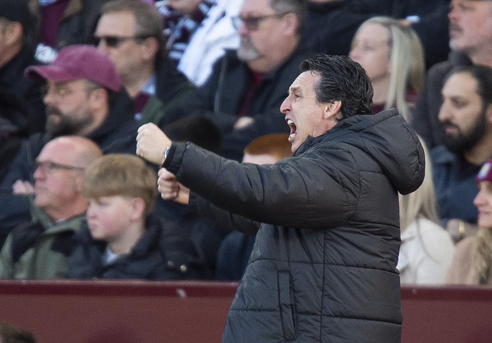 El entrenador del Aston Villa, Unai Emery, gesticula durante el partido de la Premier League contra el Liverpool en Birmingham. EFE/EPA/PETER POWELL