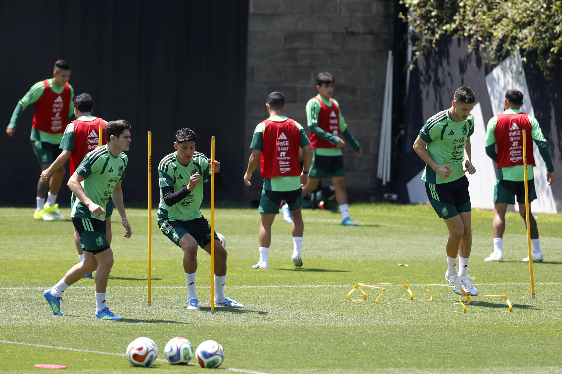 Jugadores de la selección mexicana de fútbol participan en un entrenamiento en el Centro de Alto Rendimiento (CAR), en Ciudad de México (México). Imagen de archivo. EFE/Sáshenka Gutiérrez