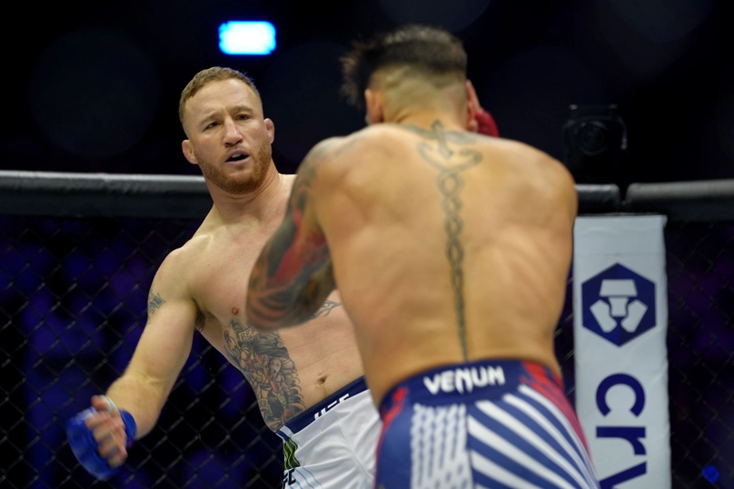 WASHINGTON (ESTADOS UNIDOS), 14/06/2026.- El hispano-georgiano Ilia Topuria (d) se enfrenta con el estadounidense Justin Gaethje este domingo, en un combate de la UFC en la Casa Blanca en Washington (EE.UU.). EFE/ Octavio Guzmán