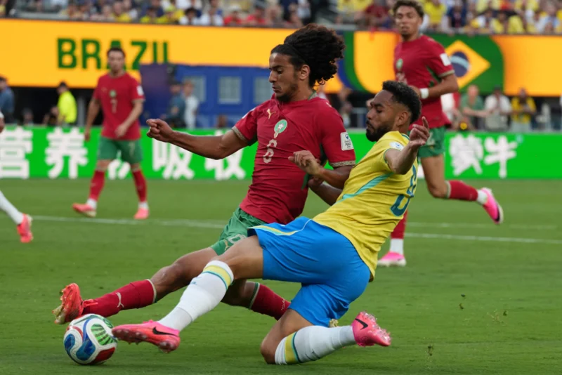 NUEVA JERSEY (ESTADOS UNIDOS), 13/06/2026.- Matheus Cunha (d) de Brasil disputa el balón con Ayyoub Bouaddi de Marruecos este sábado, durante un partido del grupo C del Mundial de la FIFA 2026 entre Brasil y Marruecos en el estadio MetLife en Nueva Jersey (Estados Unidos). EFE/ Ángel Colmenares