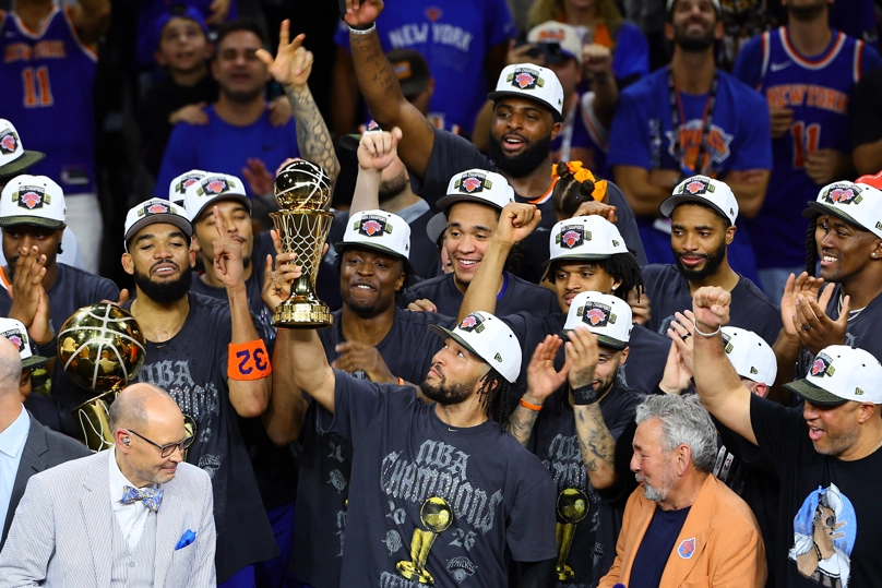 SAN ANTONIO (ESTADOS UNIDOS), 13/06/2026.- Jugadores de los New York Knicks celebran al quedar campeones de la NBA este sábado, en el Frost Bank Center de San Antonio (Estados Unidos). EFE/ Carlos Ramírez