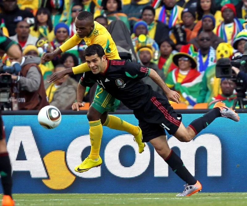 SUDÁFRICA-MÉXICO:MUN136. JOHANESBURGO (SUDÁFRICA), 11/06/2010.- El defensa mexicano Rafael Márquez (4) salta a por la pelota con el sudafricano Siboniso Gaxa, hoy en el estadio Soccer City, en el partido inaugural del Mundial 2010 jugado entre México y Sudáfrica correspondiente al grupo A. EFE/Antonio Lacerda