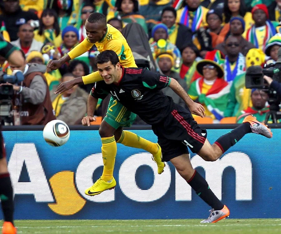 SUDÁFRICA-MÉXICO:MUN136. JOHANESBURGO (SUDÁFRICA), 11/06/2010.- El defensa mexicano Rafael Márquez (4) salta a por la pelota con el sudafricano Siboniso Gaxa, hoy en el estadio Soccer City, en el partido inaugural del Mundial 2010 jugado entre México y Sudáfrica correspondiente al grupo A. EFE/Antonio Lacerda