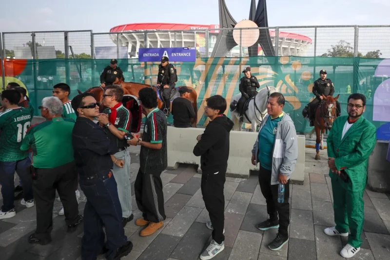 México, entre ilusión y tensión a horas del Mundial 2026 Aficionados mexicanos a la espera de poder acceder al Estadio Ciudad de México. Foto: EFE