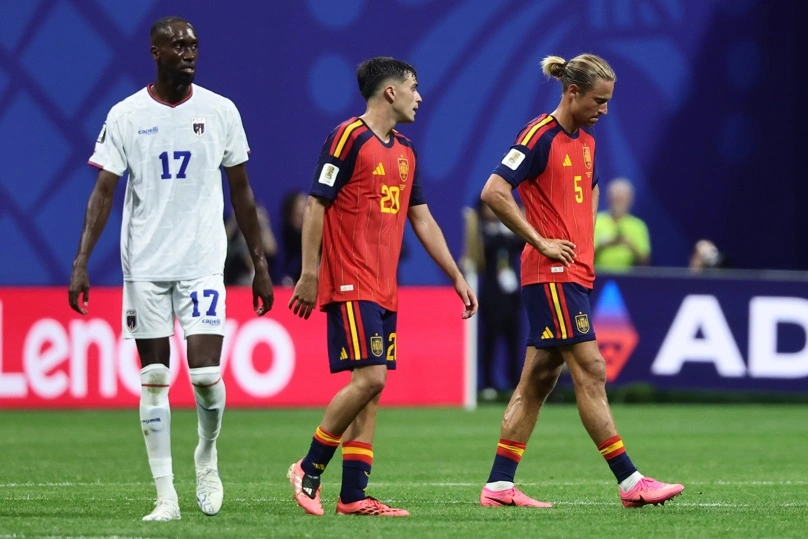 ATLANTA (Estados Unidos), 15/06/2026.- Marcos Llorente (D) y Pedri (C) de España reaccionan junto a Willy Semedo (I) de Cabo Verde tras el partido de la fase de grupos de la Copa Mundial de la FIFA 2026 entre España y Cabo Verde, en Atlanta, EE. UU., el 15 de junio de 2026. (Cabo Verde, España) EFE/EPA/RONALD WITTEK
