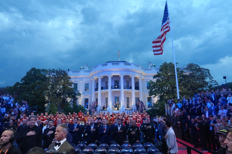 WASHINGTON (ESTADOS UNIDOS), 14/06/2026.- Personas asisten al combate de artes marciales mixtas en la Casa Blanca este domingo, en Washington (EE.UU.). Trump construyó un estadio temporal en los jardines de la Casa Blanca para celebrar su cumpleaños con una velada de combates de la UFC, lo que ha convertido el evento en algo inédito tanto en la historia de esta disciplina como en la de la residencia presidencial. EFE/ Octavio Guzmán