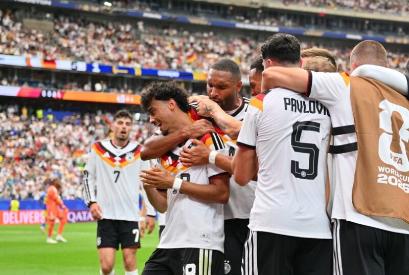 HOUSTON (United States), 14/06/2026.- Nathaniel Brown of Germany (CL) celebrates scoring the 5-1 with teammates during the FIFA World Cup 2026 group stage match Germany against Curacao, in Houston, USA, 14 June 2026. (Alemania) EFE/EPA/SAM WASSON