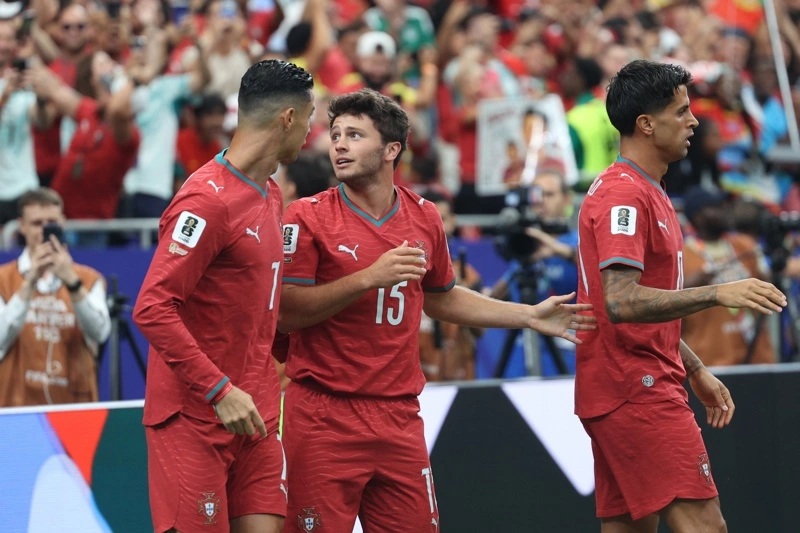 Houston (Estados Unidos), 17/06/2026.- Joao Neves (C) de Portugal celebra con su compañero de equipo Cristiano Ronaldo (I) tras anotar el gol del 1-0 durante el partido de la fase de grupos de la Copa Mundial de la FIFA 2026 entre Portugal y la RD del Congo, en Houston, Texas, EE. UU., 17 de junio de 2026. EFE/EPA/MIGUEL A. LOPES