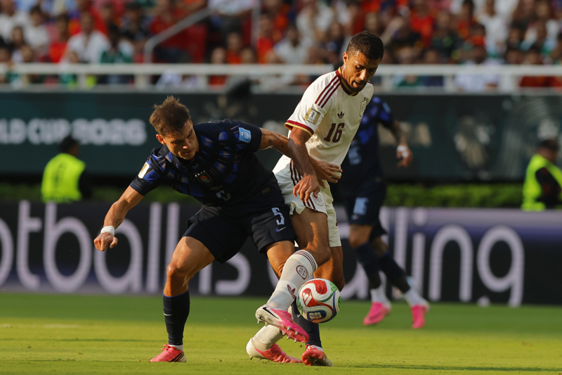 Manuel Ugarte sufre rotura de ligamentos cruzados