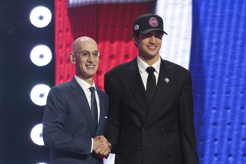 NUEVA YORK (Estados Unidos), 24/06/2026.- El comisionado de la NBA, Adam Silver (izq.), y el jugador de baloncesto mexicano Karim López posan para una fotografía después de que este último fuera seleccionado por los Detroit Pistons durante la primera ronda del Draft de la NBA 2026 en el Barclays Center del distrito de Brooklyn, Nueva York, EE. UU., el 23 de junio de 2026. (Baloncesto, Nueva York) EFE/EPA/SARAH YENESEL