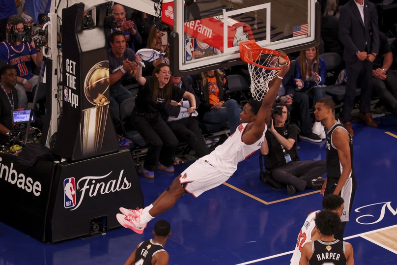 OG Anunoby (c) firmó este miércoles la jugada decisiva en la épica remontada de 29 puntos de los New York Knicks sobre los San Antonio Spurs en las Finales NBA. EFE/EPA/SARAH YENESEL SHUTTERSTOCK OUT
