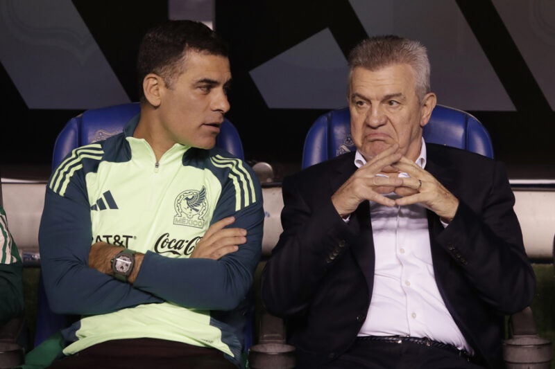 PUEBLA (MÉXICO), 12/10/2024.- El entrenador de la Selección Nacional de México, Javier Aguirre (d) y su auxiliar técnico Rafa Márquez (i) reaccionan durante un juego amistoso este sábado, celebrado en el estadio Cuauhtémoc de la ciudad de Puebla (México). EFE/Hilda Ríos