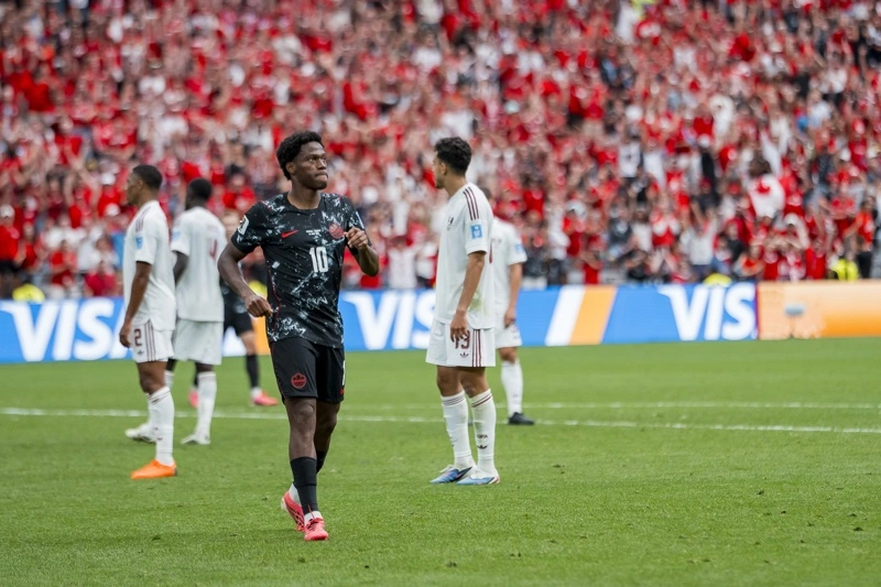 VANCOUVER (Canadá), 18/06/2026.- El delantero de Canadá Jonathan David (2-i) celebra su tercer gol durante el partido de la fase de grupos de la Copa Mundial de la FIFA 2026 entre Canadá y Catar en Vancouver, Canadá, el 18 de junio de 2026. (Catar) EFE/EPA/BOB FRID