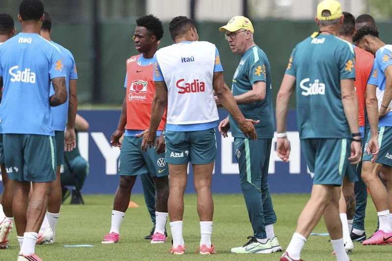 Carlo Ancelotti dirige el entrenamiento de Brasil