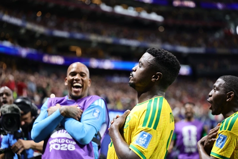 Teboho Mokoena de Sudáfrica celebrando tras anotar ante Chequia. Foto: EFE/EPA/RONALD WITTEK