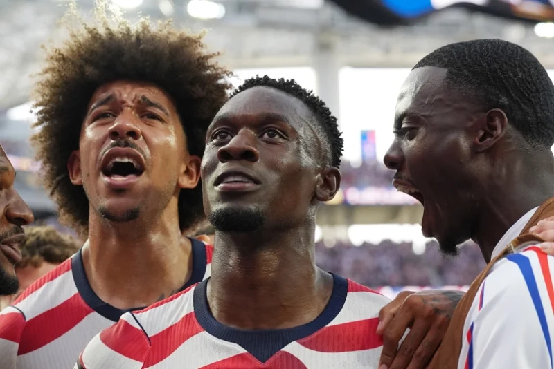 Balogun, Richards y compañía festejando un gol de Estados Unidos. Foto: EFE