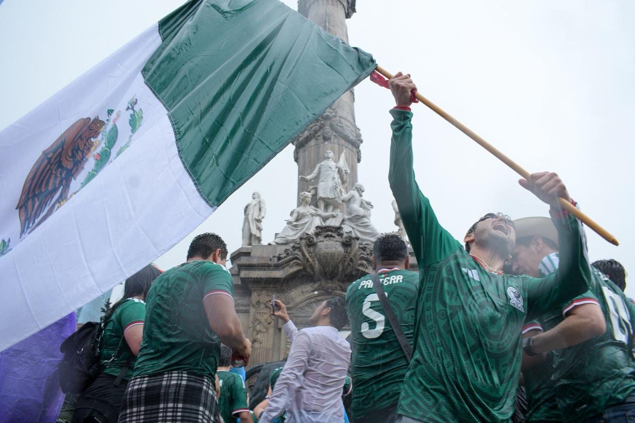 Afición mexicana desafía la lluvia al celebrar el triunfo mundialista