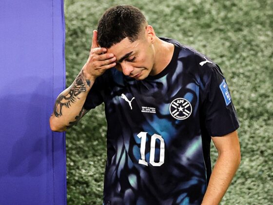 ¿Por qué expulsaron a Miguel Almirón por taparse la boca en Mundial?