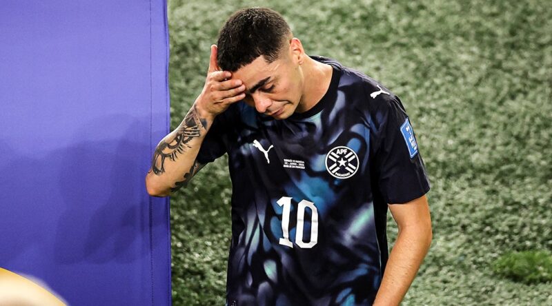 ¿Por qué expulsaron a Miguel Almirón por taparse la boca en Mundial?