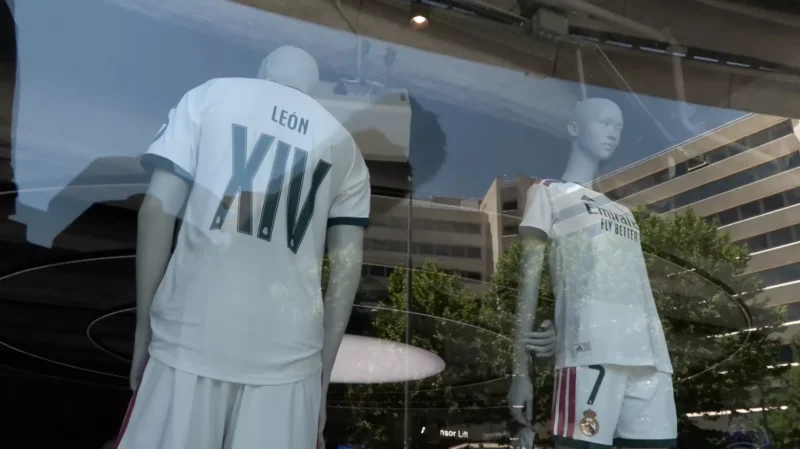Así es la camiseta del Papa León XIV en la tienda oficial del Real Madrid. Foto: EFE