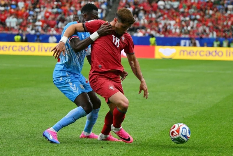 Manchester City prepara oferta millonaria por Pedro Neto HOUSTON (United States), 17/06/2026.- Chancel Mbemba (L) of DR Congo in action against Pedro Neto of Portugal during the FIFA World Cup 2026 group stage match Portugal against Democratic Republic of Congo, in Houston, USA, 17 June 2026. EFE/EPA/SAM WASSON