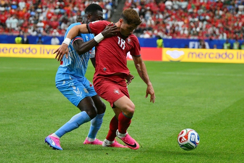 HOUSTON (United States), 17/06/2026.- Chancel Mbemba (L) of DR Congo in action against Pedro Neto of Portugal during the FIFA World Cup 2026 group stage match Portugal against Democratic Republic of Congo, in Houston, USA, 17 June 2026. EFE/EPA/SAM WASSON