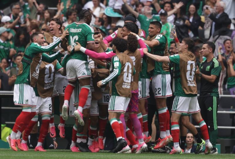 ¿Qué pasa si México gana, pierde o empata vs. Corea del Sur? Los jugadores de la Selección de México celebran el primer gol en la victoria 2-0 contra Sudáfrica. Foto: @miseleccionmx