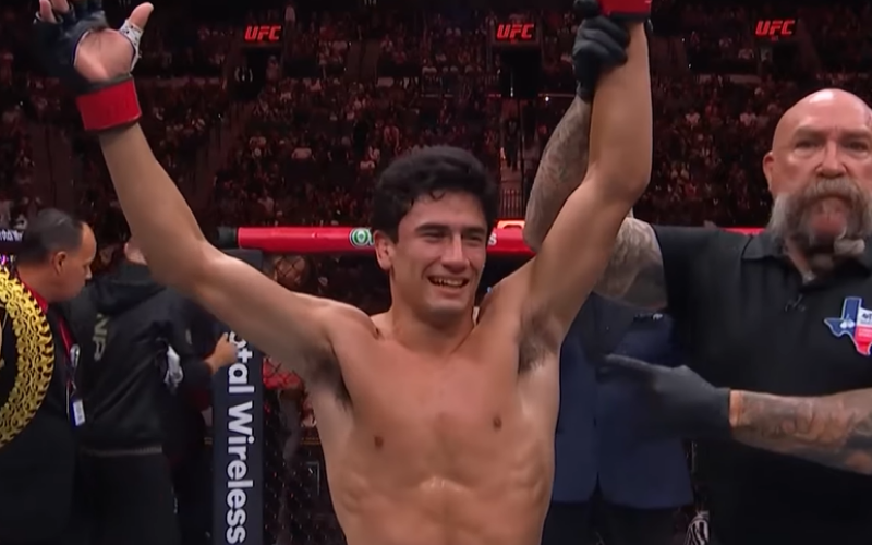Santiago Luna celebrando una victoria en UFC. Captura de pantalla.