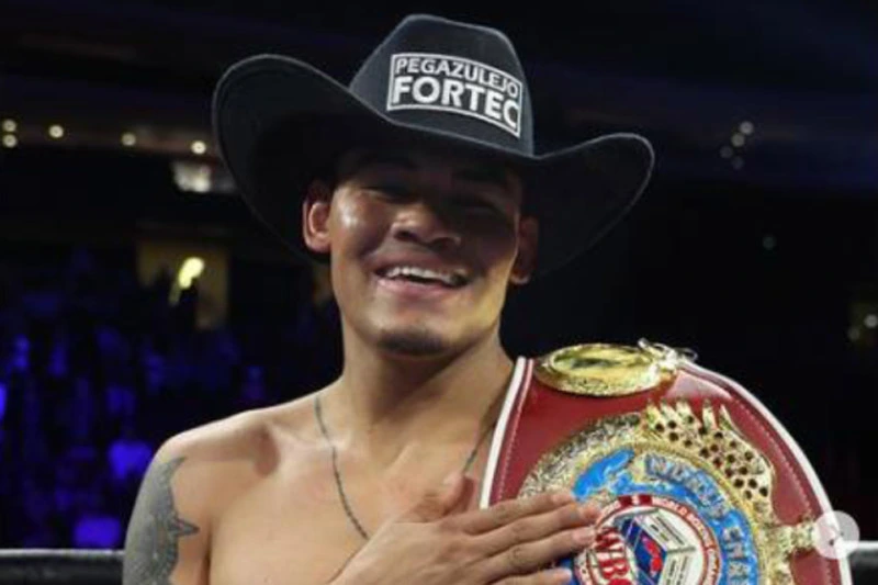 Emanuel “Vaquero” Navarrete, campeón mundial Superpluma de la WBO