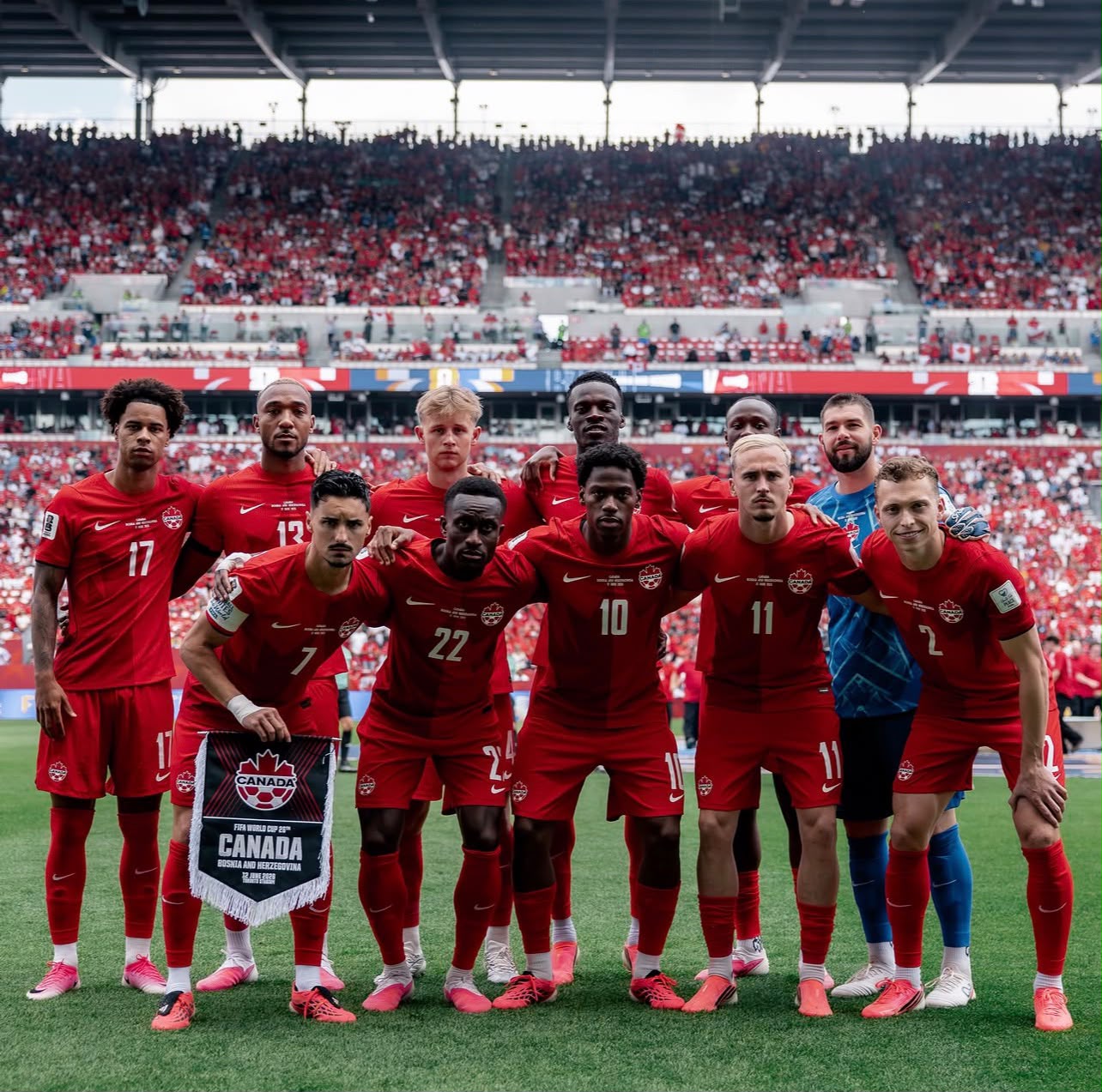 Canadá rescata un empate ante Bosnia en su debut mundial